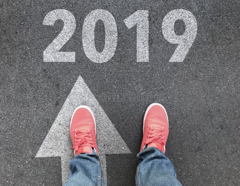 Взгляд сверху стрелки ноги, белых и 2019 текста на дороге асфальта, концепция Нового Года начала стоковая фотография rf Взгляд сверху стрелки ноги, белых и 2019 текста на дороге асфальта, концепция Нового Года начала стоковая фотография rf