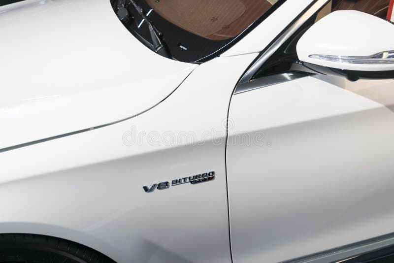 Взгляд со стороны Benz s 63 AMG 4Matic 2018 Мерседес Детали экстерьера автомобиля Логотип V8 Bi-turbo, знак стоковое изображение rf Взгляд со стороны Benz s 63 AMG 4Matic 2018 Мерседес Детали экстерьера автомобиля Логотип V8 Bi-turbo, знак стоковое изображение rf