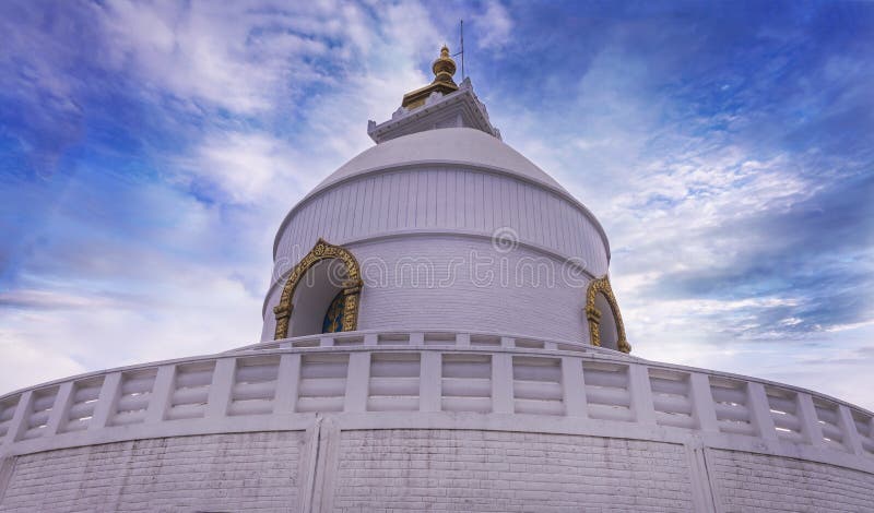 Взгляд со стороны Pokhara пагоды мира во всем мире стоковые фотографии rf Взгляд со стороны Pokhara пагоды мира во всем мире стоковые фотографии rf