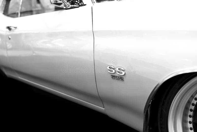 Взгляд со стороны большого ретро американского автомобиля Chevrolet Camaro SS мышцы Детали экстерьера автомобиля черная белизна стоковые фотографии rf Взгляд со стороны большого ретро американского автомобиля Chevrolet Camaro SS мышцы Детали экстерьера автомобиля черная белизна стоковые фотографии rf