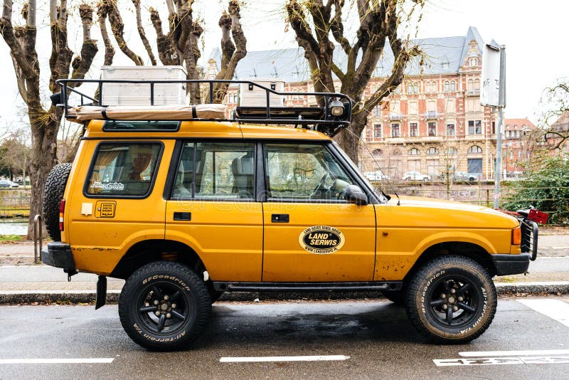 Взгляд со стороны винтажного нового желтого Land Rover стоковые изображения Взгляд со стороны винтажного нового желтого Land Rover стоковые изображения