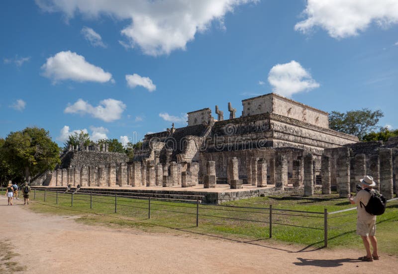 Взгляд со стороны виска ратников на майяских руинах Chichen Itza в Мексике стоковое изображение rf Взгляд со стороны виска ратников на майяских руинах Chichen Itza в Мексике стоковое изображение rf