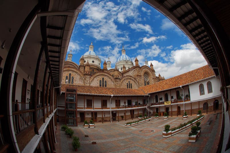 Взгляд собора непорочного зачатия Cuenca от семинара San Luis фокус к более низким и средним номерам стоковое фото rf Взгляд собора непорочного зачатия Cuenca от семинара San Luis фокус к более низким и средним номерам стоковое фото rf