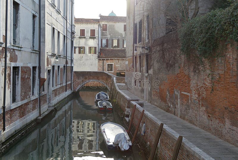 Взгляд старинных зданий и узкого канала в Cannaregio, Венеции стоковые изображения rf Взгляд старинных зданий и узкого канала в Cannaregio, Венеции стоковые изображения rf