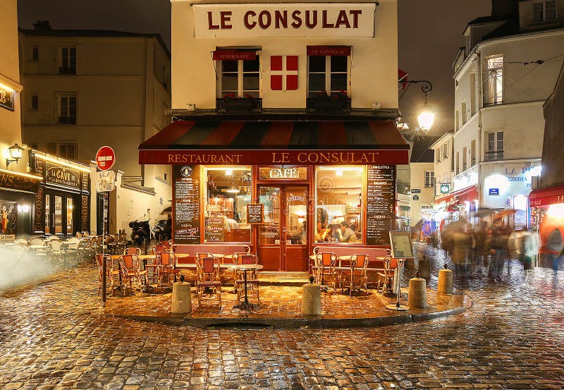 Взгляд типичного кафа Consulat Парижа в Париже, зоне Montmartre, Франции стоковые фотографии rf Взгляд типичного кафа Consulat Парижа в Париже, зоне Montmartre, Франции стоковые фотографии rf