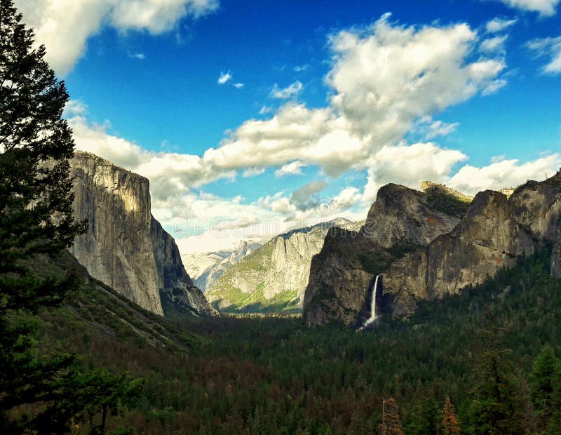 Взгляд тоннеля в национальном парке yosemite, Калифорнии США стоковая фотография rf Взгляд тоннеля в национальном парке yosemite, Калифорнии США стоковая фотография rf