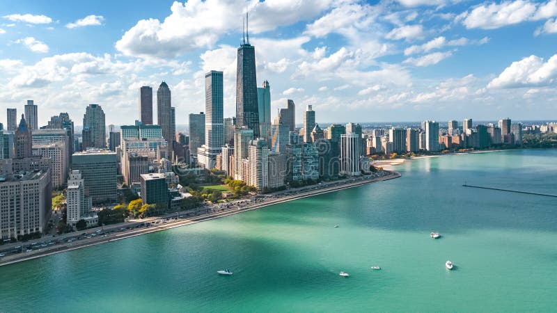 Взгляд трутня горизонта Чикаго воздушный сверху, Lake Michigan и город небоскребов городского пейзажа Чикаго городских, Иллинойса Взгляд трутня горизонта Чикаго воздушный сверху, Lake Michigan и город небоскребов городского пейзажа Чикаго городских, Иллинойса