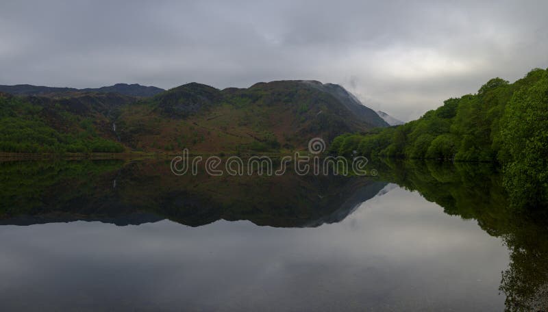 Взгляды вдоль Dinas Llyn около Beddgelert, Watles стоковые фотографии rf Взгляды вдоль Dinas Llyn около Beddgelert, Watles стоковые фотографии rf
