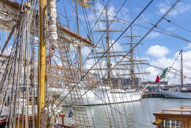 Взгляды орла tallship USCGC такелажированием Европы tallship в гавани Scheveningen во время ветрила на Scheveningen стоковые фото Взгляды орла tallship USCGC такелажированием Европы tallship в гавани Scheveningen во время ветрила на Scheveningen стоковые фото