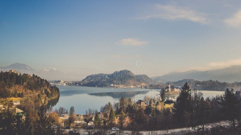 Взгляды панорамы середины острова горы окружающей озера Bled стоковое изображение rf Взгляды панорамы середины острова горы окружающей озера Bled стоковое изображение rf