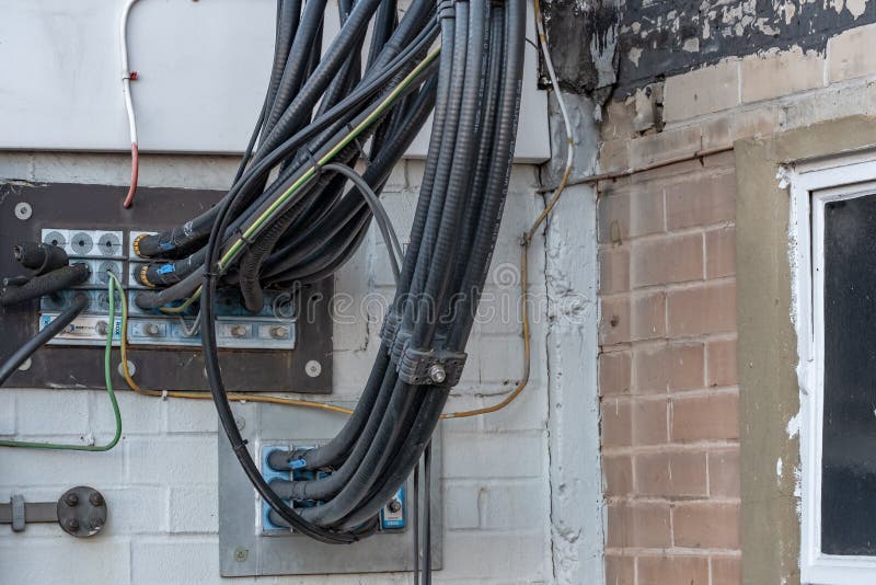 Крупный план, детальный вид 5G телекоммуникационных кабелей, идущих в здание стоковое фото rf