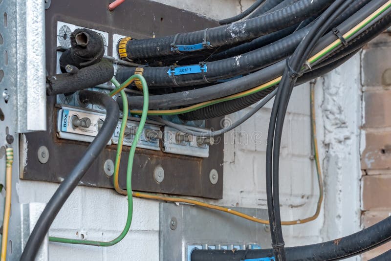 Взорвать подробно вид питания связи 5g кабелями наблюдаемого в здании. стоковое изображение rf