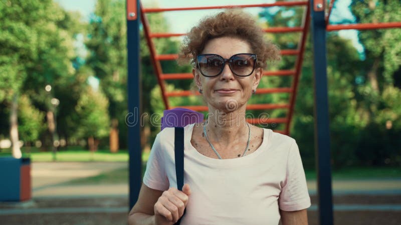 взрослая женщина ходит на занятия йогой на улице. активный старшеклассник наслаждается здоровым образом жизни. матч для женщин ста акции видеоматериалы