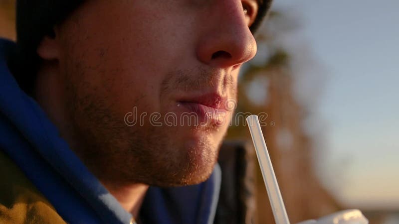 Взрослый человек с щетинкой жует еду и выпивает соду через солому замедленное движение, 1920x1080, полное hd