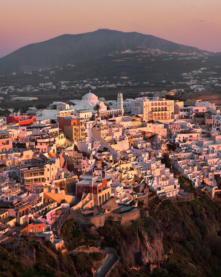 Вид с воздуха Fira в вечере, Santorini, Греции стоковое изображение Вид с воздуха Fira в вечере, Santorini, Греции стоковое изображение