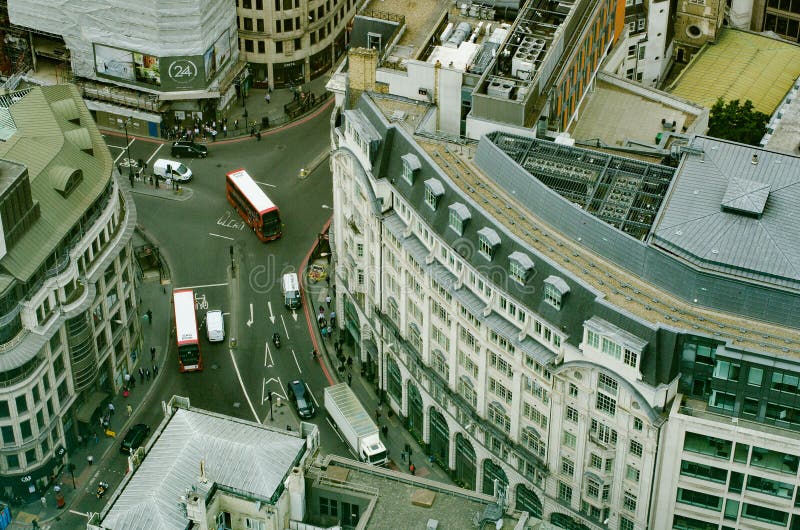 Вид с воздуха двухэтажного автобуса на улицах Лондона