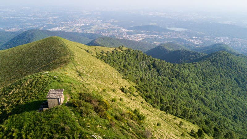 Вид с воздуха пути водя к Monte Boletto, Альпам, около озера Como Como, Brunate, Ломбардия, Италия стоковая фотография Вид с воздуха пути водя к Monte Boletto, Альпам, около озера Como Como, Brunate, Ломбардия, Италия стоковая фотография