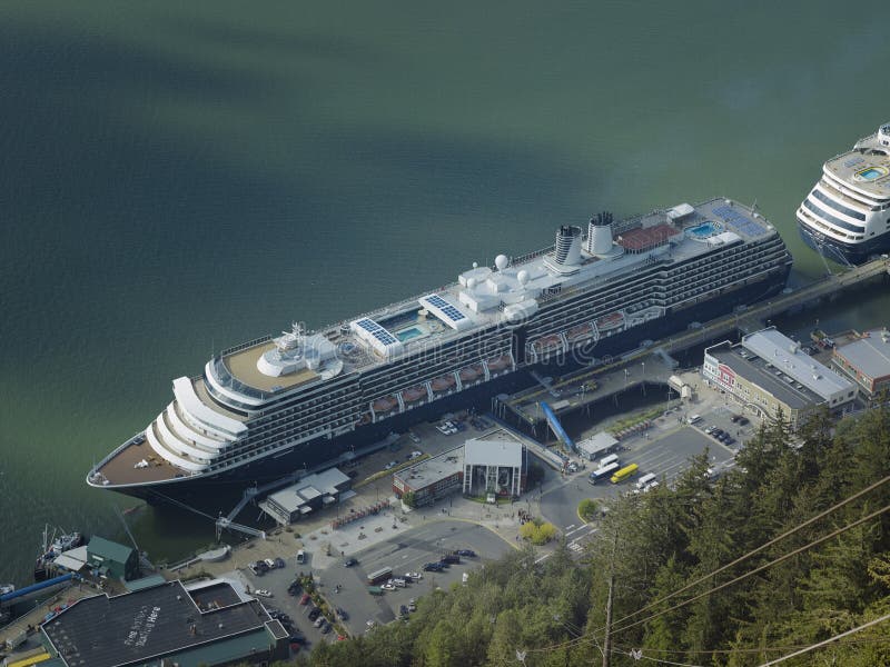 Вид с воздуха туристических суден состыковал на порте Juneau стоковое фото Вид с воздуха туристических суден состыковал на порте Juneau стоковое фото