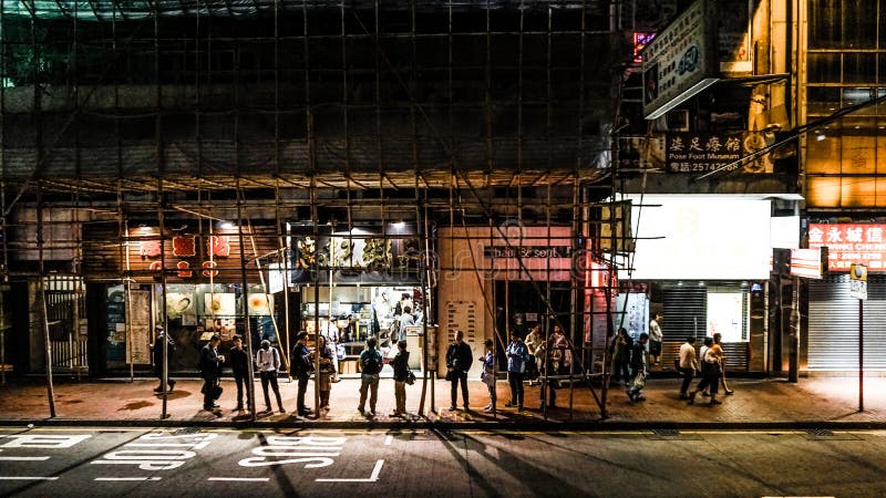Вид с возвышения жизни улицы Гонконга местной после работы на почти