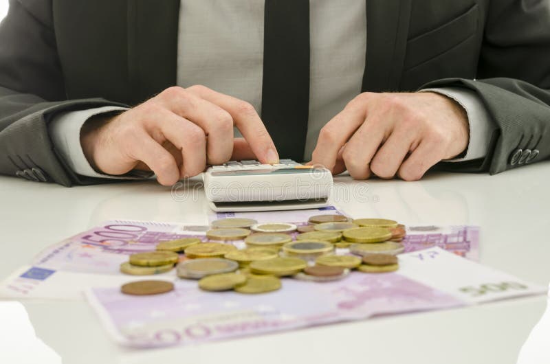 Мыжской бухгалтер работая на его столе стоковое фото rf Мыжской бухгалтер работая на его столе стоковое фото rf