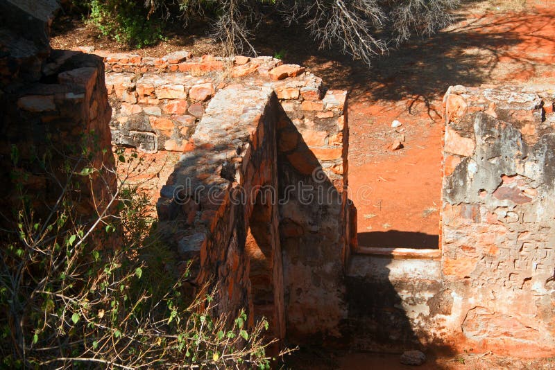 вид арки и поврежденная стена старого форта в руинах