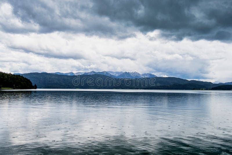 Вид из знаменитого jochberg в Баварии walchensee озера в Германии стоковое фото