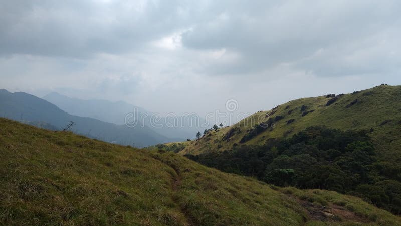Вид ландшафта Кералы ponmudi thiruvananthapuram станции холма стоковые фотографии rf