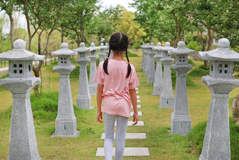 вид на азиатскую девочку, идущую в японском саду стоковое изображение rf