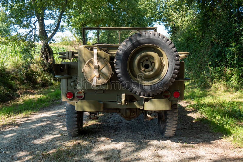 Вид на американский военный старинный автомобиль WW2 стоковые изображения rf Вид на американский военный старинный автомобиль WW2 стоковые изображения rf