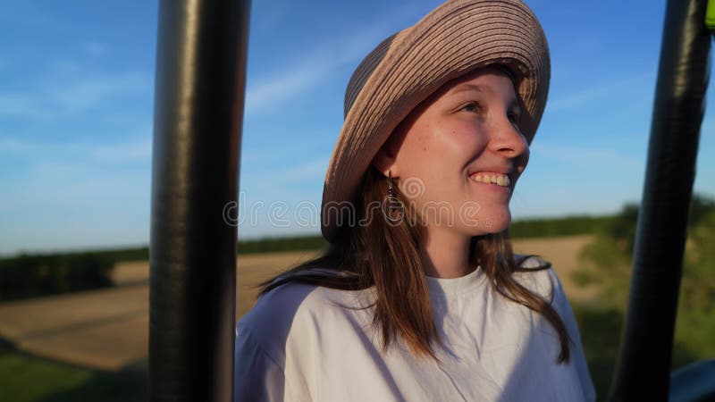 Вид на веселую кавказскую женщину в шапке, летящую на воздушном шаре в теплый летний день видеоматериал