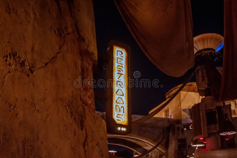 Вид на лучший табличку в туалете со специальной типографией в Star Wars Galaxys Edge на голливудских студиях 125 стоковое фото Вид на лучший табличку в туалете со специальной типографией в Star Wars Galaxys Edge на голливудских студиях 125 стоковое фото