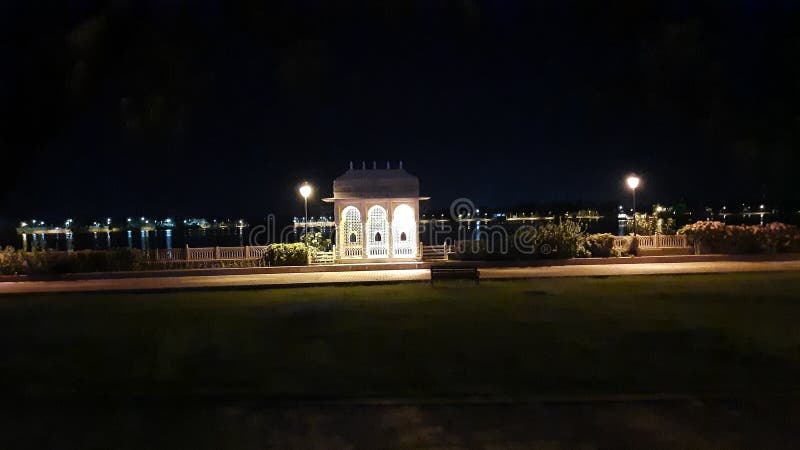 Вид на озеро ночи просвещенного павильона chhatridome форменного стоковое фото rf