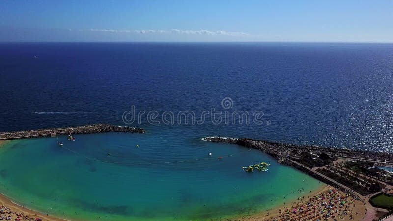 Вид с воздуха Playa de Amadores Залива в Испании