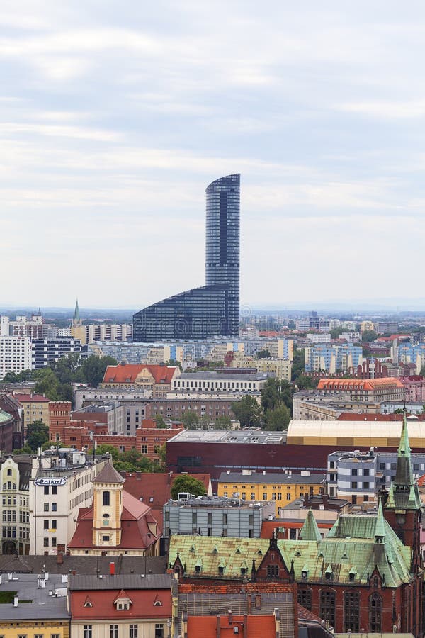 Вид с воздуха города с башней неба, современным небоскребом в Wroclaw, Wroclaw, Польше стоковое фото rf Вид с воздуха города с башней неба, современным небоскребом в Wroclaw, Wroclaw, Польше стоковое фото rf