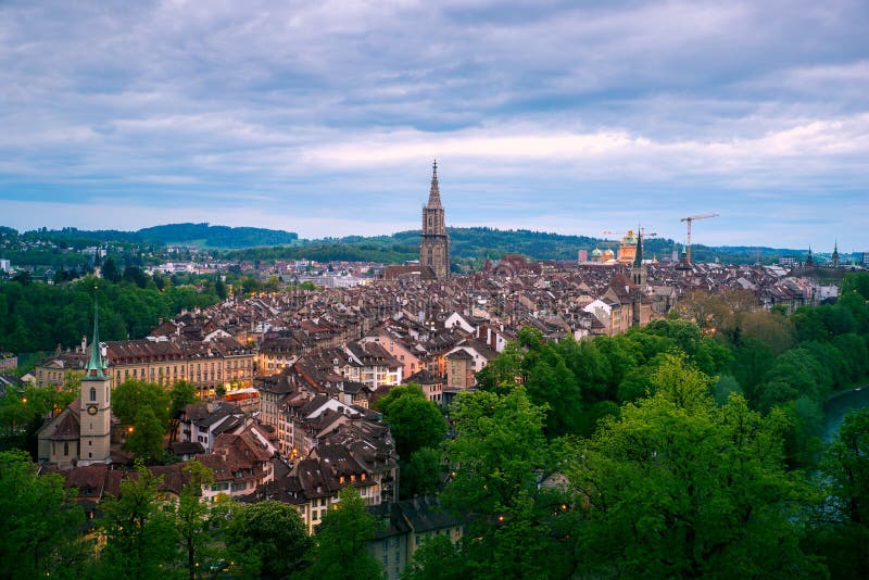 Вид с воздуха городка Bern старого с рекой Aare пропуская вокруг городка вечером в Bern, Швейцарии стоковые фото Вид с воздуха городка Bern старого с рекой Aare пропуская вокруг городка вечером в Bern, Швейцарии стоковые фото