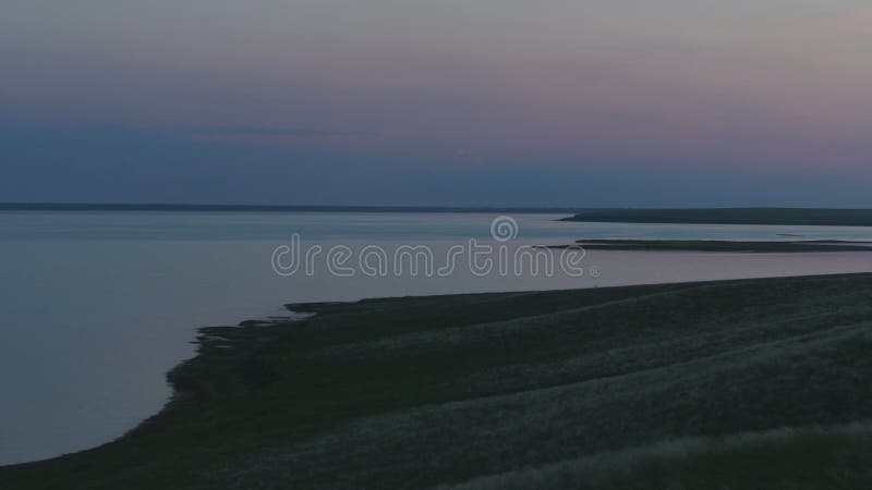 Вид с воздуха красивого изумрудно-зеленого озера воды и захода солнца ландшафта лета Заход солнца на озере стоковые изображения Вид с воздуха красивого изумрудно-зеленого озера воды и захода солнца ландшафта лета Заход солнца на озере стоковые изображения