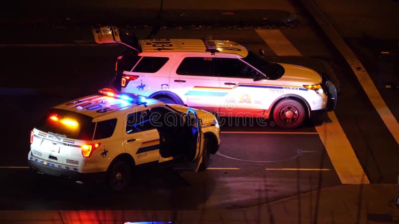 Вид с воздуха красных и голубых аварийных освещений полицейских машин