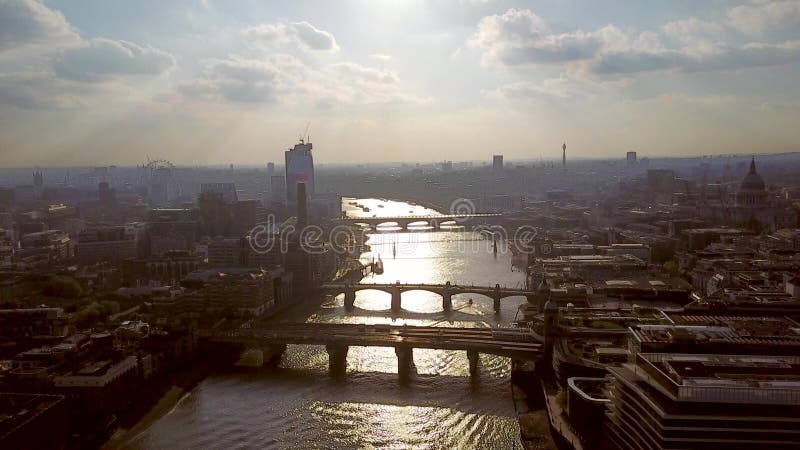 Вид с воздуха Лондона во время захода солнца