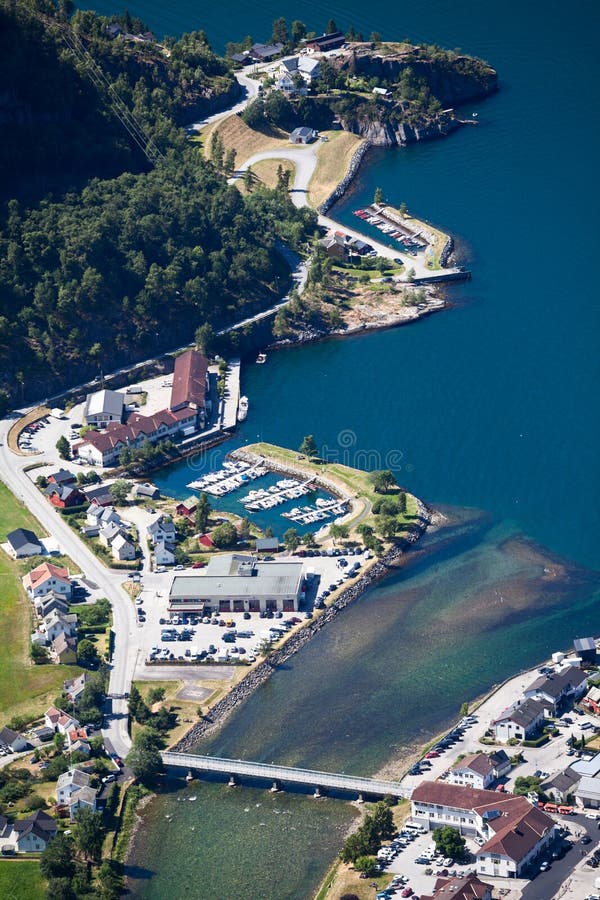 Вид с воздуха на городке Aurland и реке Aurlandselvi День лета солнечный, Норвегия стоковые изображения Вид с воздуха на городке Aurland и реке Aurlandselvi День лета солнечный, Норвегия стоковые изображения