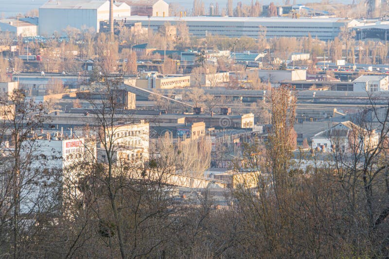 Вид с воздуха на оживленную городскую или промышленную зону под солнечными лучами длинные тени, символизирующие рост промышленност стоковое фото rf