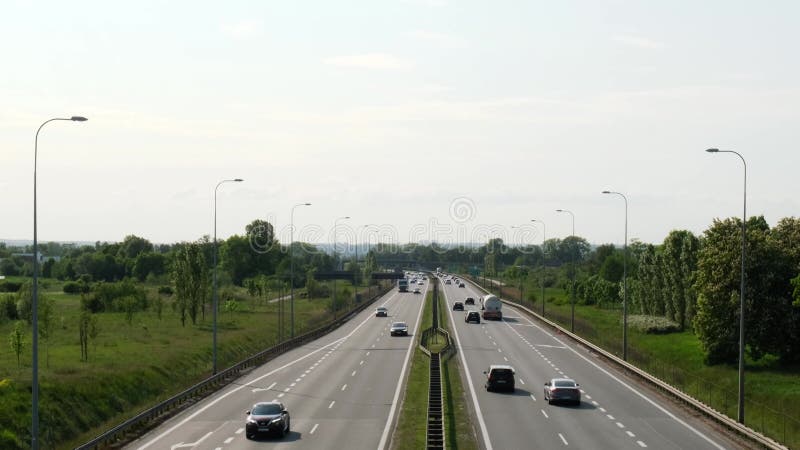 вид с воздуха на оживленные автомобили с пробками в час пик на шоссе улица в гданьске польша европа. дорожная пробка