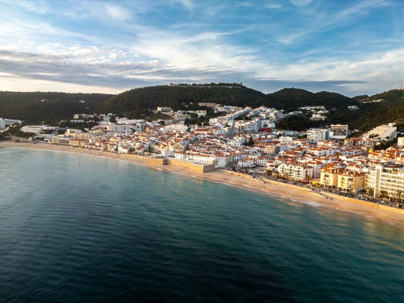 Вид с воздуха на побережье острова Sesimbra Portugals стоковые фото