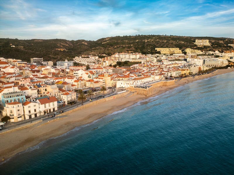 Вид с воздуха на прибрежную зону Sesimbra Portugals стоковая фотография