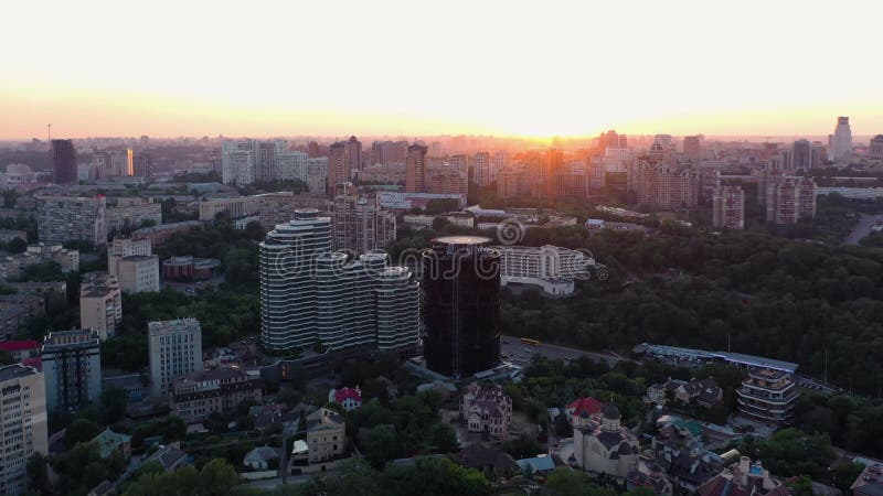 вид с воздуха на современные небоскребы и высотные здания. видеоматериал