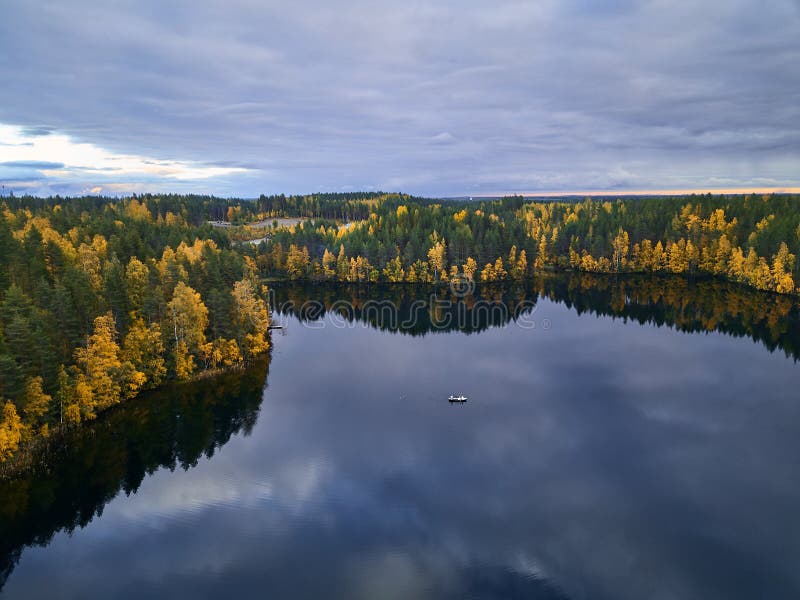 Вид с воздуха озера harvinjarvi в Финляндии. стоковое фото