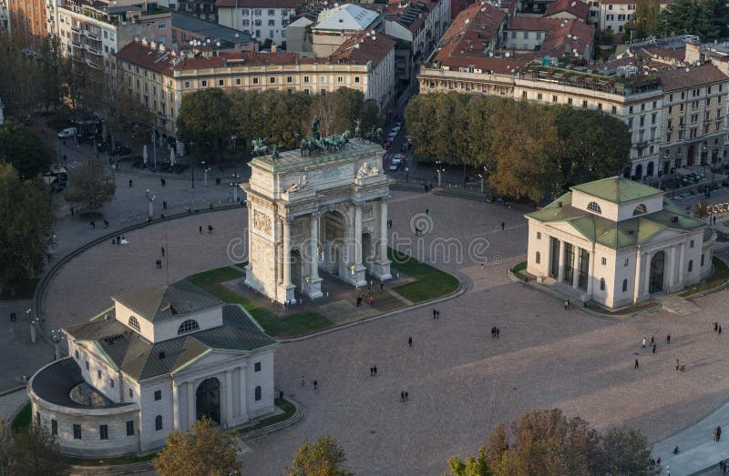 Вид с воздуха побежки Arco Della мира свода от башни Branca, Милана, Ломбардии, Италии стоковое фото rf Вид с воздуха побежки Arco Della мира свода от башни Branca, Милана, Ломбардии, Италии стоковое фото rf