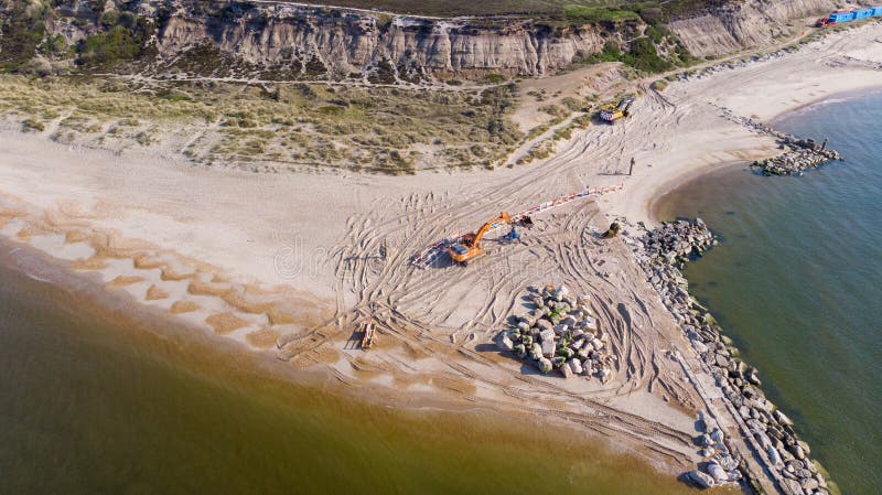 Вид с воздуха работы в процессе для замены groyne на голове Hengistbury стоковые фото