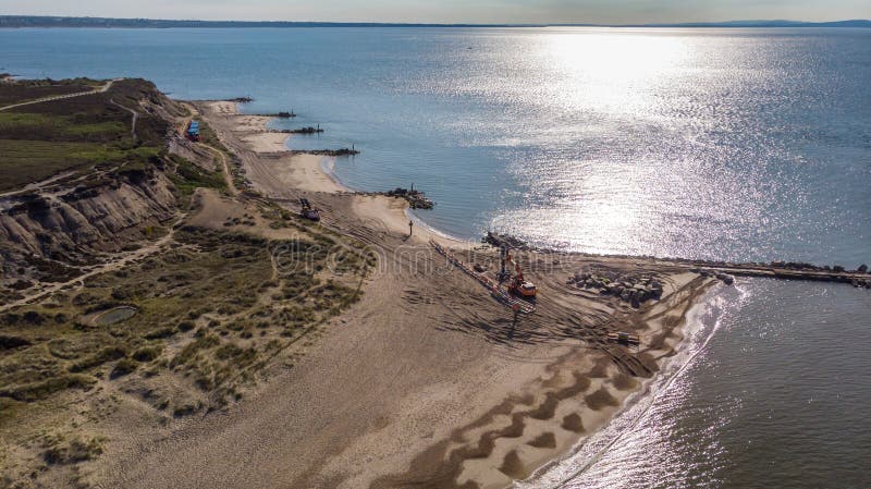 Вид с воздуха работы в процессе для замены groyne на голове Hengistbury стоковые фотографии rf