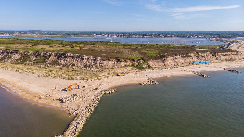 Вид с воздуха работы в процессе для замены groyne на голове Hengistbury стоковое изображение