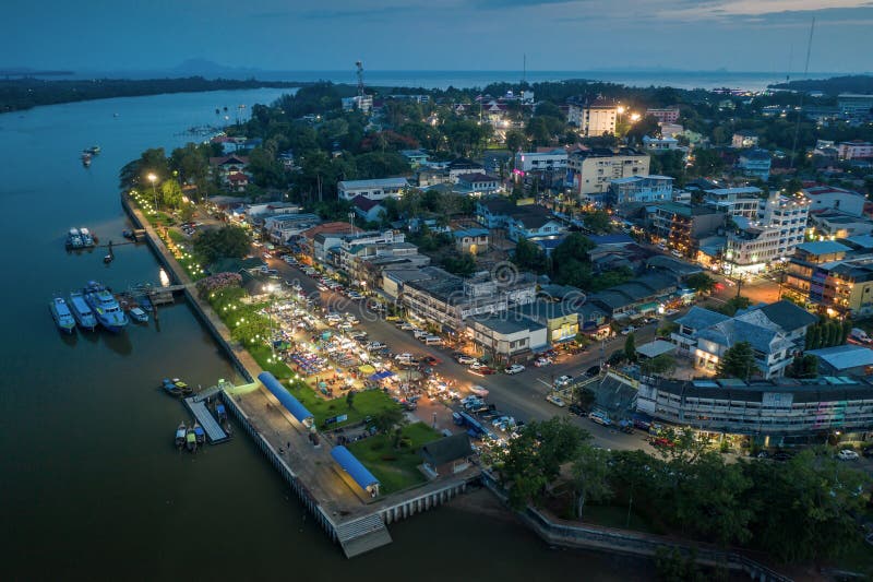 Вид с воздуха центра города Krabi во время предпосылки неба захода солнца стоковые изображения rf Вид с воздуха центра города Krabi во время предпосылки неба захода солнца стоковые изображения rf